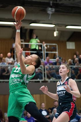 Flippo Baskets BG 74 Göttingen - XCYDE Angels Nördlingen Basketball Damen Basketball-Bundesliga (DBBL), Saison 2019 2020, Flippo Baskets BG 74 Göttingen - XCYDE Angels Nördlingen, 12.10.2019, Göttingen. Göttingens Cayla McMorris (l) spielt gegen Nördlingens Luisa Geiselsöder. Göttingen Niedersachsen Deutschland