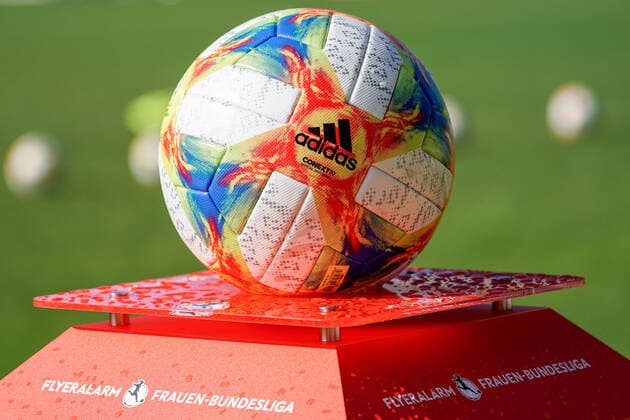 Ein Ball der Marke Adidas Conext 19 liegt auf einer Ballstehle der Flyeralarm Frauen-Bundesliga (FFBL), offizieller Spielball, official Match Ball, Symbolfoto, Symbolbild, Symbol, 12.10.2019, Sinsheim (Hoffenheim) (Deutschland), Fussball, Flyeralarm Frauen-Bundesliga, TSG 1899 Hoffenheim - FC Bayern München, DFB DFL REGULATIONS PROHIBIT ANY USE OF PHOTOGRAPHS AS IMAGE SEQUENCES AND OR QUASI-VIDEO. *** A ball of the brand Adidas Conext 19 lies on a ball stand of the Flyeralarm Frauen Bundesliga FFBL , official match ball, symbol picture, symbol, 12 10 2019, Sinsheim Hoffenheim Deutschland , football, Flyeralarm Frauen Bundesliga, TSG 1899 Hoffenheim FC Bayern München, DFB DFL REGULATIONS PROHIBIT ANY USE OF PHOTOGRAPHS AS IMAGE SEQUENCES AND OR QUASI VIDEO xozx