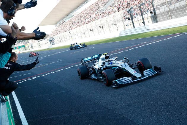 Formula 1 2019 Honda Japanese Grand Prix 13.10.2019, Suzuka International Racing Course, Suzuka, Formula 1 2019 Honda Japanese Grand Prix , im Bild Zieldurchfahrt des Siegers Valtteri Bottas (FIN 77), Mercedes-AMG Petronas Motorsport, seine Mechaniker jubeln ihm zu.