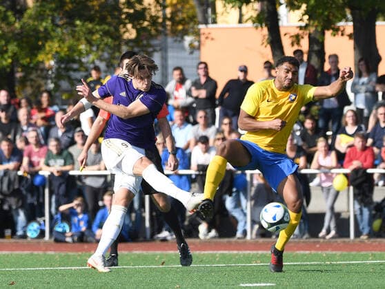 Fussball, Herren, Saison 2019 2020, Berliner AOK-Landespokal (3. Runde), SFC Stern 1900 - Tennis Borussia, v. l. Marko Perkovic (TeBe, Tennis Borussia), Eddie Udeoka, 13.10. 2019, Copyright: xMatthiasxKochx