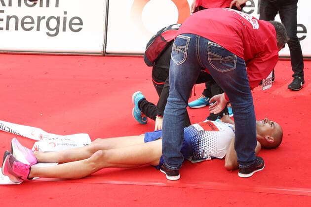 Bilder des Jahres 2019, Sport 10 Oktober Sport Themen der Woche KW41 Sport Bilder des Tages Kölnmarathon Sieger Herren Hendrik Pfeiffer nach dem Zieleinlauf 13.10.2019 Bild: *** Cologne Marathon Winner Men Hendrik Pfeiffer after finishing 13 10 2019 Picture