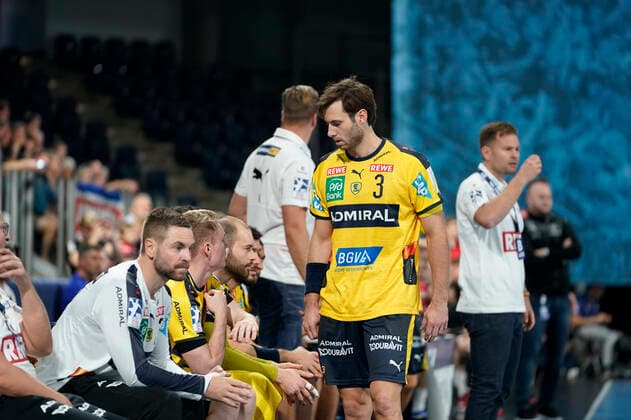 13.10.2019 Handball, 1. Bundesliga: HC Erlangen - Rhein-Neckar Loewen 9. Spieltag, Saison 2019 20 - Handball, 1 Bundesliga HC Erlangen - Rhein-Neckar Loewen, 9 Matchday on 13 10 2019, Season 2019 20 Foto: Schumacher - - Uwe Gensheimer Kapit?n der Mannschaft Zeitstrafe Copyright: HMBxMedia BorisxSchumacher