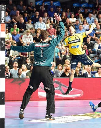13.10.2019 - Handball - 1. Bundesliga DKB HBL - Saison 2019 2020 - 09.Spieltag: HC Erlangen Metropolregion Nürnberg HCE - Rhein-Neckar Löwen - OGo - Carsten Lichtlein (1, HC Erlangen HCE ) Patrick Groetzki (24, Rhein Neckar Löwen )