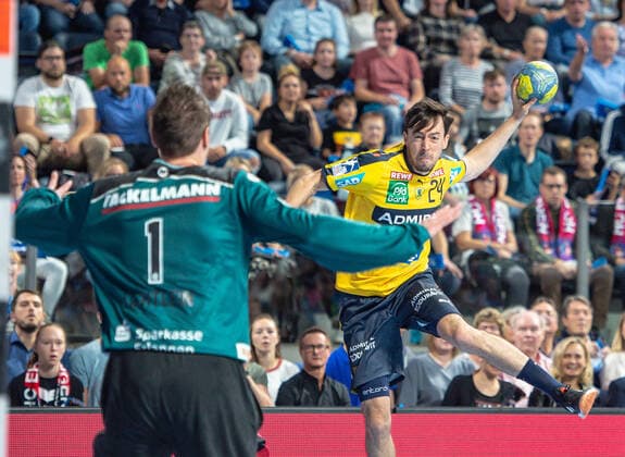 13.10.2019 - Handball - 1. Bundesliga DKB HBL - Saison 2019 2020 - 09.Spieltag: HC Erlangen Metropolregion Nürnberg HCE - Rhein-Neckar Löwen - OGo - Carsten Lichtlein (1, HC Erlangen HCE ) Patrick Groetzki (24, Rhein Neckar Löwen )