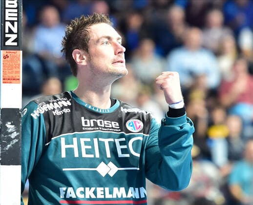 13.10.2019 - Handball - 1. Bundesliga DKB HBL - Saison 2019 2020 - 09.Spieltag: HC Erlangen Metropolregion Nürnberg HCE - Rhein-Neckar Löwen - OGo - Carsten Lichtlein (1, HC Erlangen HCE ) ballt Faust Fäuste