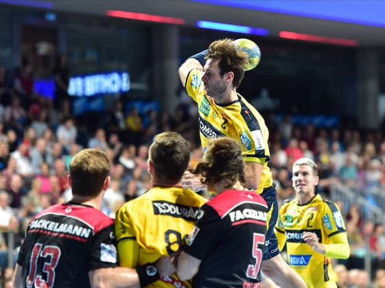 13.10.2019 - Handball - 1. Bundesliga DKB HBL - Saison 2019 2020 - 09.Spieltag: HC Erlangen Metropolregion Nürnberg HCE - Rhein-Neckar Löwen - OGo - Andy Schmid (2, Rhein Neckar Löwen ) Michael Haaß Haass (13, HC Erlangen HCE )