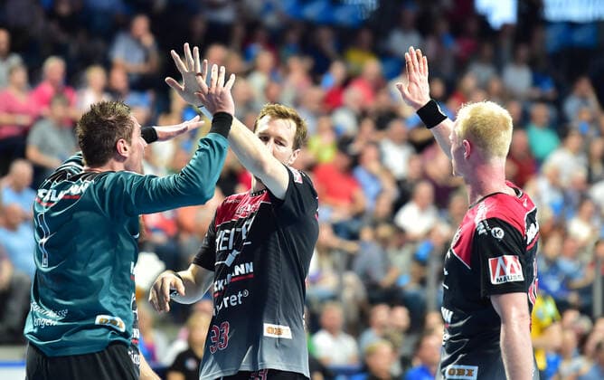13.10.2019 - Handball - 1. Bundesliga DKB HBL - Saison 2019 2020 - 09.Spieltag: HC Erlangen Metropolregion Nürnberg HCE - Rhein-Neckar Löwen - OGo - Carsten Lichtlein (1, HC Erlangen HCE ) Nikolai Link (33, HC Erlangen HCE ) Sebastian Firnhaber (18, HC Erlangen HCE ) Jubel Freude