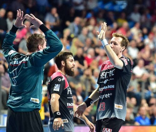 13.10.2019 - Handball - 1. Bundesliga DKB HBL - Saison 2019 2020 - 09.Spieltag: HC Erlangen Metropolregion Nürnberg HCE - Rhein-Neckar Löwen - OGo - Carsten Lichtlein (1, HC Erlangen HCE ) Nikolai Link (33, HC Erlangen HCE ) Jubel Freude
