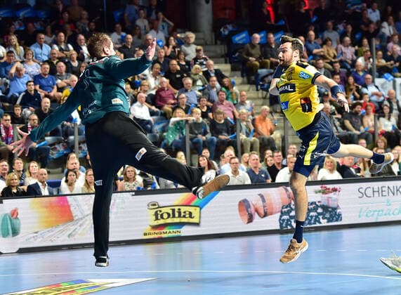 13.10.2019 - Handball - 1. Bundesliga DKB HBL - Saison 2019 2020 - 09.Spieltag: HC Erlangen Metropolregion Nürnberg HCE - Rhein-Neckar Löwen - OGo - Carsten Lichtlein (1, HC Erlangen HCE ) Gedeon Guardiola (30, Rhein Neckar Löwen )