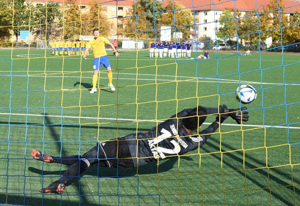 Fussball, Herren, Saison 2019 2020, Berliner AOK-Landespokal (3. Runde), SFC Stern 1900 - Tennis Borussia (2:2 n. V, 6:7 n. E.), Torwart Ertugrul Aktas (TeBe, Tennis Borussia) hält im Elfmeterschießen einen Ball von Toni Tele, 13.10. 2019, Copyright: xMatthiasxKochx