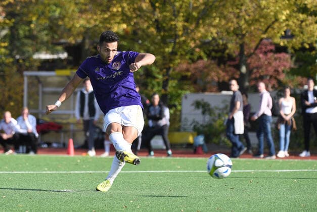 Fussball, Herren, Saison 2019 2020, Berliner AOK-Landespokal (3. Runde), SFC Stern 1900 - Tennis Borussia (2:2 n. V, 6:7 n. E.), Rifat Gelici (TeBe, Tennis Borussia) verwandelt den entscheidenden Strafstoß im Elfmeterschießen, 13.10. 2019, Copyright: xMatthiasxKochx