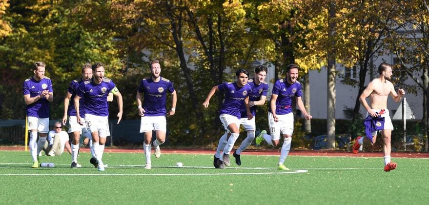 Fussball, Herren, Saison 2019 2020, Berliner AOK-Landespokal (3. Runde), SFC Stern 1900 - Tennis Borussia (2:2 n. V, 6:7 n. E.), TeBe bejubelt den Sieg im Elfmeterschießen, 13.10. 2019, Copyright: xMatthiasxKochx