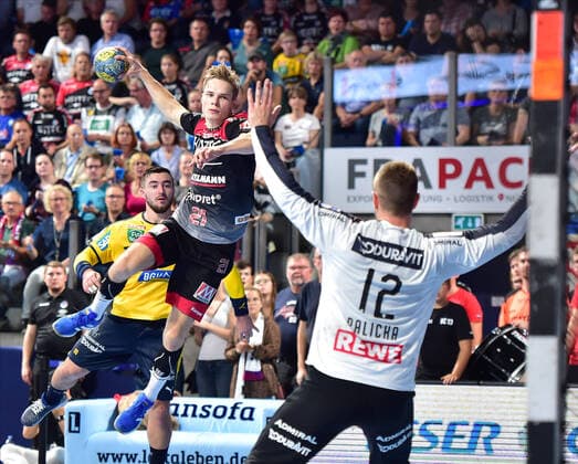 13.10.2019 - Handball - 1. Bundesliga DKB HBL - Saison 2019 2020 - 09.Spieltag: HC Erlangen Metropolregion Nürnberg HCE - Rhein-Neckar Löwen - OGo - Christopher Bissel (21, HC Erlangen HCE ) Andreas Palicka (12, Rhein Neckar Löwen )