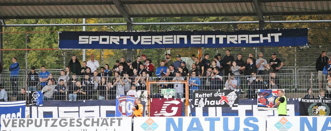 Fußball, Stadiongeschichte Eintracht Trier 12.10.2019, xmohx, Fußball Oberliga Rheinland-Pfalz Saar, SV Eintracht 05 Trier - FC Hertha Wiesbach emspor, v.l. Die Fans vom SV Eintracht Trier 05 (DFL DFB REGULATIONS PROHIBIT ANY USE OF PHOTOGRAPHS as IMAGE SEQUENCES and or QUASI-VIDEO) Trier
