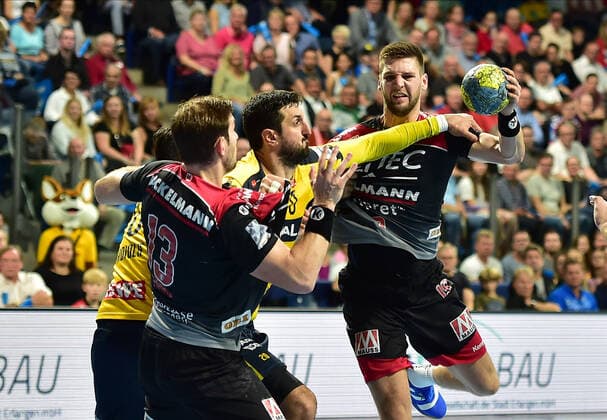 13.10.2019 - Handball - 1. Bundesliga DKB HBL - Saison 2019 2020 - 09.Spieltag: HC Erlangen Metropolregion Nürnberg HCE - Rhein-Neckar Löwen - OGo - Gedeon Guardiola (30, Rhein Neckar Löwen ) Sime Ivic (19, HC Erlangen HCE )