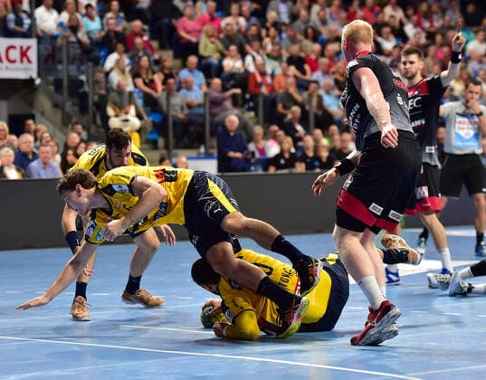 13.10.2019 - Handball - 1. Bundesliga DKB HBL - Saison 2019 2020 - 09.Spieltag: HC Erlangen Metropolregion Nürnberg HCE - Rhein-Neckar Löwen - OGo - Niclas Kirkelokke (6, Rhein Neckar Löwen ) Ilija Abutovic (20, Rhein Neckar Löwen ) Sebastian Firnhaber (18, HC Erlangen HCE )