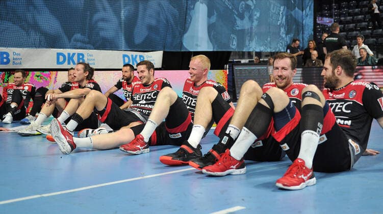 13.10.2019 - Handball - 1. Bundesliga DKB HBL - Saison 2019 2020 - 09.Spieltag: HC Erlangen Metropolregion Nürnberg HCE - Rhein-Neckar Löwen - OGo - Mannschaft Team Jubel Freude nach Spielende Quentin Minel (34, HC Erlangen HCE ) Nikolas Katsigiannis (29, HC Erlangen HCE ) Johannes Sellin (5, HC Erlangen HCE ) Florian von Gruchalla (36, HC Erlangen HCE ) Michael Haaß Haass (13, HC Erlangen HCE ) Sebastian Firnhaber (18, HC Erlangen HCE ) Nikolai Link (33, HC Erlangen HCE ) Nico Büdel (20, HC Erlangen )