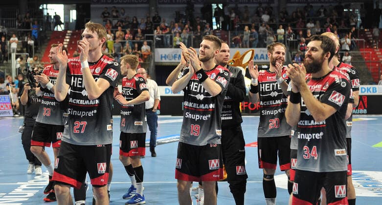 13.10.2019 - Handball - 1. Bundesliga DKB HBL - Saison 2019 2020 - 09.Spieltag: HC Erlangen Metropolregion Nürnberg HCE - Rhein-Neckar Löwen - OGo - Mannschaft Team Jubel Freude nach Spielende Antonio Metzner (27, HC Erlangen HCE ) Sime Ivic (19, HC Erlangen HCE ) Nico Büdel (20, HC Erlangen ) Quentin Minel (34, HC Erlangen HCE )