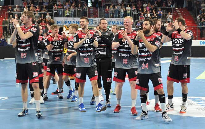 13.10.2019 - Handball - 1. Bundesliga DKB HBL - Saison 2019 2020 - 09.Spieltag: HC Erlangen Metropolregion Nürnberg HCE - Rhein-Neckar Löwen - OGo - Mannschaft Team Jubel Freude nach Spielende Antonio Metzner (27, HC Erlangen HCE ) Jan Schäffer (25, HC Erlangen HCE ) Christopher Bissel (21, HC Erlangen HCE ) Sime Ivic (19, HC Erlangen HCE ) Sebastian Firnhaber (18, HC Erlangen HCE ) Quentin Minel (34, HC Erlangen HCE ) Michael Haaß Haass (13, HC Erlangen HCE )