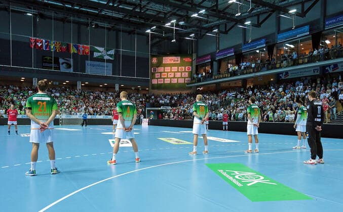 Sport Bilder des Tages 13.10.2019, xovx, Handball HBL, HSG Wetzlar - MT Melsungen emspor, Die Spieler der HSG Wetzlar und der MT Melsungen gedenken dem ehemaligen Spieler der HSG Wetzlar Jens Tiedtke, der letzte Woche an einem Krebsleiden verstorben ist. (DFL DFB REGULATIONS PROHIBIT ANY USE OF PHOTOGRAPHS as IMAGE SEQUENCES and or QUASI-VIDEO) Wetzlar