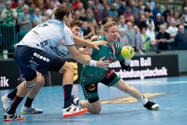 Minden, Deutschland 13.10.2019: 1. Handball-Bundesliga - 2019 2020 - GWD Minden vs. SG Flensburg-Handewitt (L-R) Magnus Abelvik Rod Röd (Flensburg), Johannes Golla (Flensburg), Magnus Gullerud (Minden) Minden Nordrhein-Westfalen Deutschland Kampa-Halle