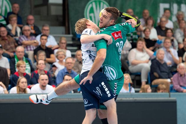 Minden, Deutschland 13.10.2019: 1. Handball-Bundesliga - 2019 2020 - GWD Minden vs. SG Flensburg-Handewitt (L-R) Magnus Jondal Jöndal (Flensburg), Miljan Pusica (Minden) Minden Nordrhein-Westfalen Deutschland Kampa-Halle