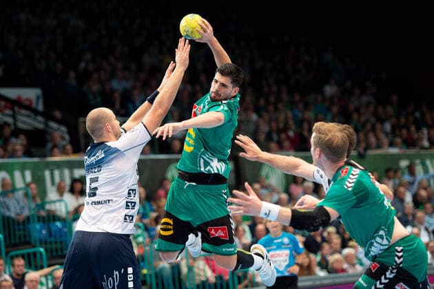 Minden, Deutschland 13.10.2019: 1. Handball-Bundesliga - 2019 2020 - GWD Minden vs. SG Flensburg-Handewitt (L-R) Marvin Lier (Flensburg), Savvas Savvas (Minden) Minden Nordrhein-Westfalen Deutschland Kampa-Halle