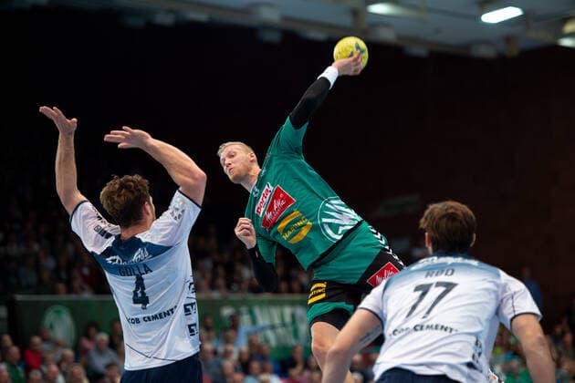 Minden, Deutschland 13.10.2019: 1. Handball-Bundesliga - 2019 2020 - GWD Minden vs. SG Flensburg-Handewitt (L-M) Johannes Golla (Flensburg), Christoffer Rambo (Minden) Minden Nordrhein-Westfalen Deutschland Kampa-Halle