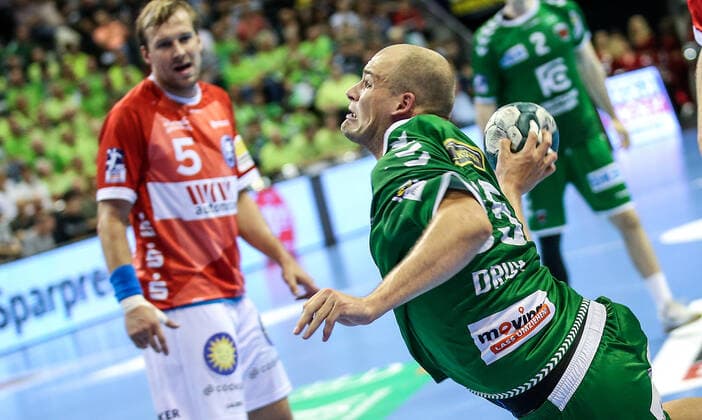 13.10.2019, Handball, 1.Bundesliga, 9.Spieltag, Füchse Berlin - Bergischer HC, Max-Schmeling-Halle. Berlins Paul Drux wirft den Ball auf das Tor. Handball - 1.Bundesliga - Füchse Berlin - Bergischer HC