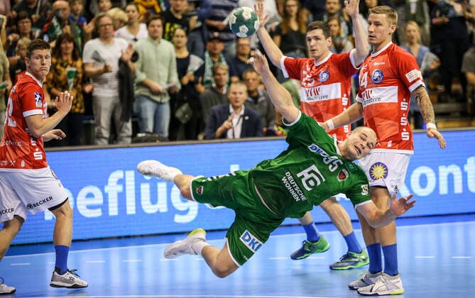 13.10.2019, Handball, 1.Bundesliga, 9.Spieltag, Füchse Berlin - Bergischer HC, Max-Schmeling-Halle. Berlins Paul Drux wirft den Ball auf das Tor. Handball - 1.Bundesliga - Füchse Berlin - Bergischer HC