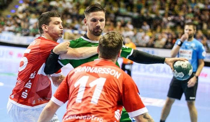 13.10.2019, Handball, 1.Bundesliga, 9.Spieltag, Füchse Berlin - Bergischer HC, Max-Schmeling-Halle. Berlins Fabian Wiede (M) kämpft gegen Arnor Gunnarsson (r) und Ragnar Johannsson (l) von Bergischer HC. Handball - 1.Bundesliga - Füchse Berlin - Bergischer HC