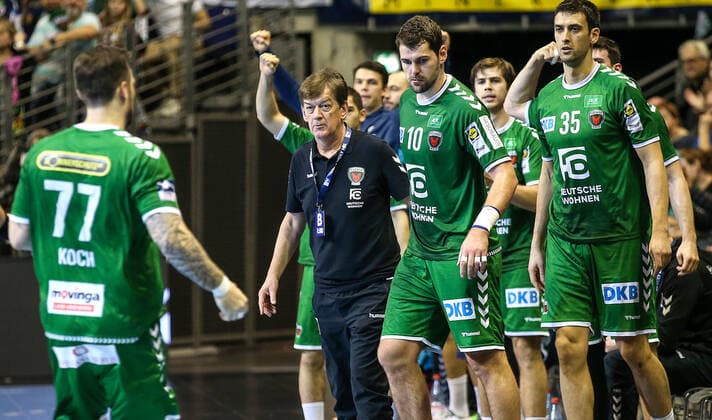 13.10.2019, Handball, 1.Bundesliga, 9.Spieltag, Füchse Berlin - Bergischer HC, Max-Schmeling-Halle. Spieler der Füchse jubeln, Berlins Trainer Velimir Petkovic (2.v.l) blickt stolz. Handball - 1.Bundesliga - Füchse Berlin - Bergischer HC