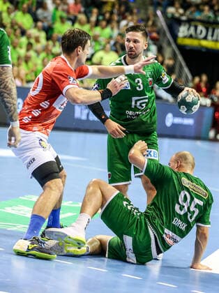 13.10.2019, Handball, 1.Bundesliga, 9.Spieltag, Füchse Berlin - Bergischer HC, Max-Schmeling-Halle. Berlins Fabian Wiede (M) stoppt vor am Boden liegenden Paul Drux (r). Handball - 1.Bundesliga - Füchse Berlin - Bergischer HC