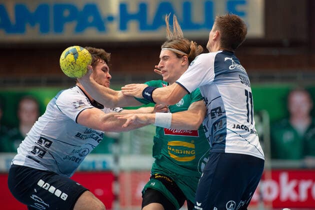 Minden, Deutschland 13.10.2019: 1. Handball-Bundesliga - 2019 2020 - GWD Minden vs. SG Flensburg-Handewitt (L-R) Johannes Golla (Flensburg), Juri Knorr (Minden) Minden Nordrhein-Westfalen Deutschland Kampa-Halle