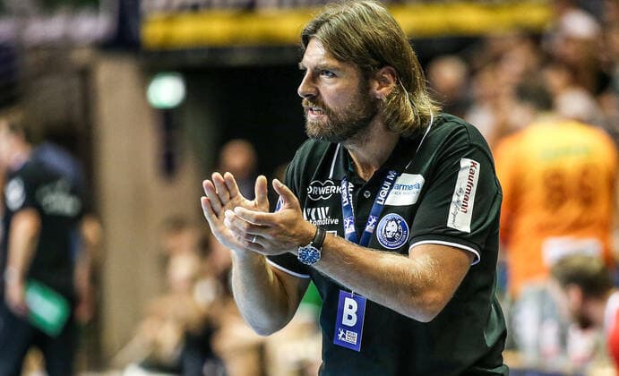 13.10.2019, Handball, 1.Bundesliga, 9.Spieltag, Füchse Berlin - Bergischer HC, Max-Schmeling-Halle. Trainer Sebastian Hinze von Bergischer HC klatscht. Handball - 1.Bundesliga - Füchse Berlin - Bergischer HC