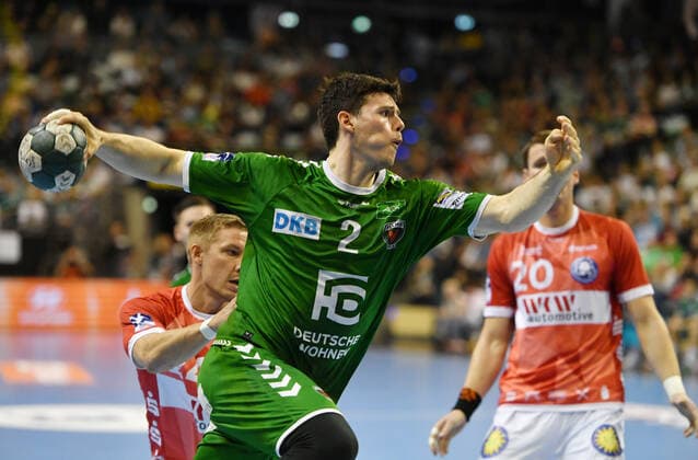 Simon Ernst (Füchse), beim Wurf, hinten Linus Arnesson (Bergischer HC), Csaba Szücs (Bergischer HC), Füchse Berlin - Bergischer HC 1. Bundesliga, DKB-Handballbundesliga, 2019 2020 Herren, Männer, Maenner, Handball, Deutschland, Germany, Max-Schmeling-Halle Berlin, 13.10.2019