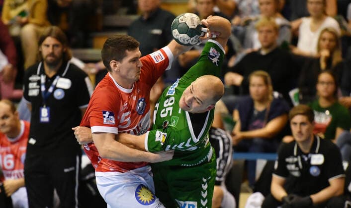 Paul Drux (Füchse) beim Zweikampf mit Ragnar Johansson (Bergischer HC), Füchse Berlin - Bergischer HC 1. Bundesliga, DKB-Handballbundesliga, 2019 2020 Herren, Männer, Maenner, Handball, Deutschland, Germany, Max-Schmeling-Halle Berlin, 13.10.2019