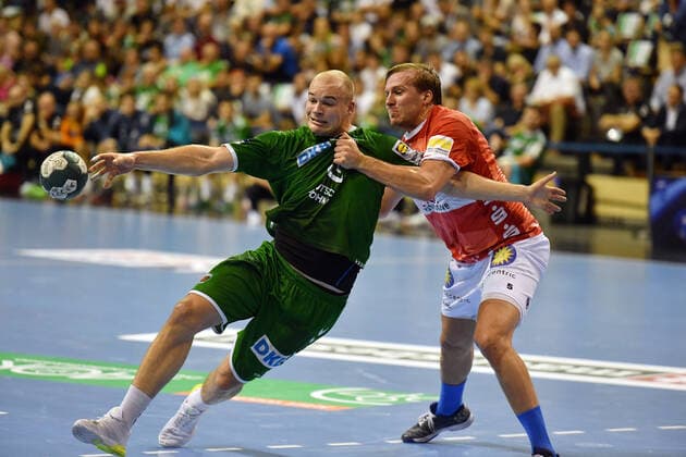 Paul Drux (Füchse) beim SWurf, rechts Max Darj (Bergischer HC), Füchse Berlin - Bergischer HC 1. Bundesliga, DKB-Handballbundesliga, 2019 2020 Herren, Männer, Maenner, Handball, Deutschland, Germany, Max-Schmeling-Halle Berlin, 13.10.2019