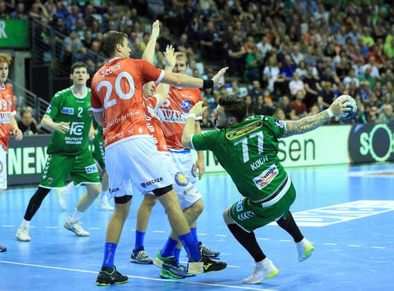 GER, DHB, 1.HBL, FUECHSE BERLIN VS. Bergischer HC 13.10.2019, Max Schmeling Halle, Berlin, GER, DHB, 1.HBL, FUECHSE BERLIN VS. Bergischer HC, DHB regulations prohibit any use of photographs as image sequences and or quasi-video im Bild Johan Koch (Fuechse Berlin 77), Csaba Szuecs (Bergischer HC 20), Max Darj (Bergischer HC 5)