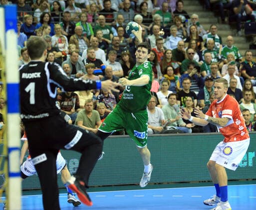 GER, DHB, 1.HBL, FUECHSE BERLIN VS. Bergischer HC 13.10.2019, Max Schmeling Halle, Berlin, GER, DHB, 1.HBL, FUECHSE BERLIN VS. Bergischer HC, DHB regulations prohibit any use of photographs as image sequences and or quasi-video im Bild Simon Ernst (Fuechse Berlin 2), Christopher Rudeck (Bergischer HC 1)