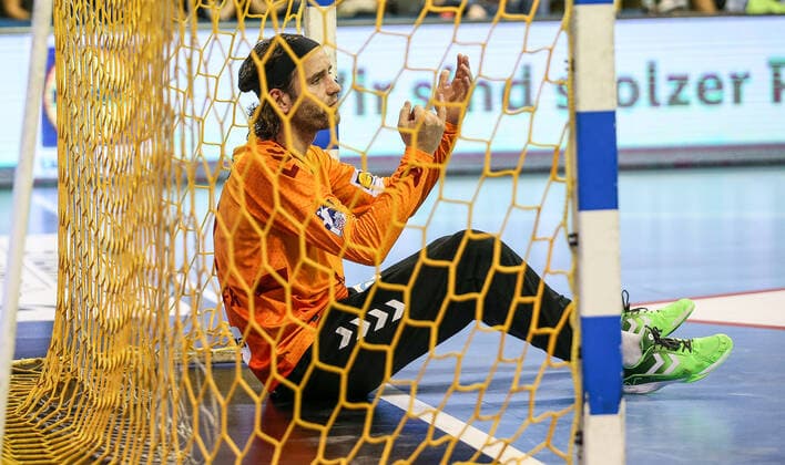 13.10.2019, Handball, 1.Bundesliga, 9.Spieltag, Füchse Berlin - Bergischer HC, Max-Schmeling-Halle. Berlins Silvio Heinevetter sitzt enttäuscht im Tor. Handball - 1.Bundesliga - Füchse Berlin - Bergischer HC