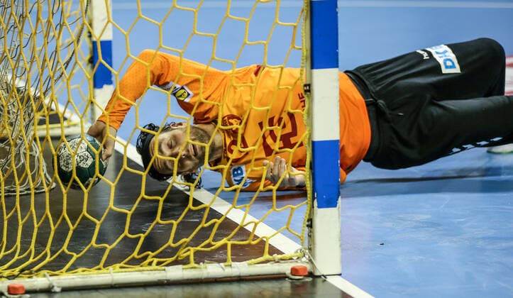 13.10.2019, Handball, 1.Bundesliga, 9.Spieltag, Füchse Berlin - Bergischer HC, Max-Schmeling-Halle. Berlins Silvio Heinevetter fängt den Ball erst hinter der Torlinie. Handball - 1.Bundesliga - Füchse Berlin - Bergischer HC
