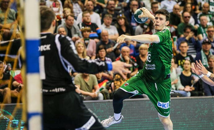 13.10.2019, Handball, 1.Bundesliga, 9.Spieltag, Füchse Berlin - Bergischer HC, Max-Schmeling-Halle. Berlins Simon Ernst wirft den Ball auf das Tor. Handball - 1.Bundesliga - Füchse Berlin - Bergischer HC