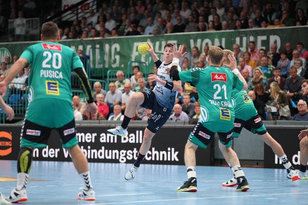 Goeran Soegard Johannessen (SG Flensburg-Handewitt 23) gegen v.l. Miljan Pusica (TSV GWD Minden 20), Magnus Gullerud (TSV GWD Minden 21), Christoffer Rambo (TSV GWD Minden 9) GER, Handball, 1. Bundesliga, TSV GWD Minden gegen SG Flensburg-Handewitt, 13.10.2019 Minden Copyright: xEIBNER JanxStrohdiekx EP_JSK