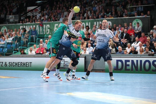 Simon Jeppsson (SG Flensburg-Handewitt 17) gegen Miljan Pusica (TSV GWD Minden 20)(links), Simon Hald (SG Flensburg-Handewitt 5)(rechts) GER, Handball, 1. Bundesliga, TSV GWD Minden gegen SG Flensburg-Handewitt, 13.10.2019 Minden Copyright: xEIBNER JanxStrohdiekx EP_JSK
