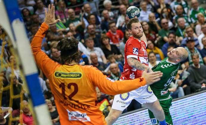 13.10.2019, Handball, 1.Bundesliga, 9.Spieltag, Füchse Berlin - Bergischer HC, Max-Schmeling-Halle. Arnor Gunnarsson von Bergischer HC (M) wirft auf das Tor von Berlins Silvio Heinevetter (l). Handball - 1.Bundesliga - Füchse Berlin - Bergischer HC