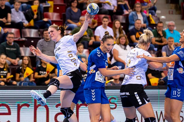 Ludwigsburg, Deutschland 13. Oktober 2019: CL - 19 20 - SG BBM Bietigheim vs. Buducnost v.li. Laura van der Heijden (Bietigheim), Milena Raicevic (Buducnost), Maren Nyland Aardahl (Bietigheim), Sanja Vujovic (Buducnost) Ludwigsburg MHP Arena Baden-Württemberg Deutschland