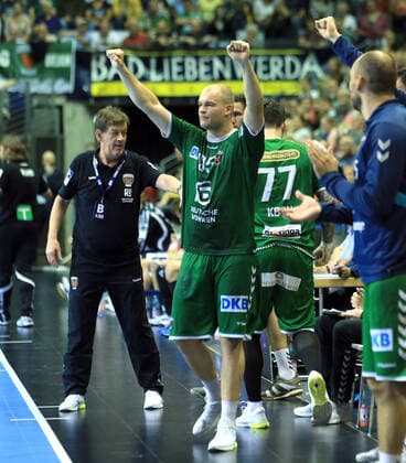 GER, DHB, 1.HBL, FUECHSE BERLIN VS. Bergischer HC 13.10.2019, Max Schmeling Halle, Berlin, GER, DHB, 1.HBL, FUECHSE BERLIN VS. Bergischer HC, DHB regulations prohibit any use of photographs as image sequences and or quasi-video im Bild Paul Drux (Fuechse Berlin 95), Cheftrainer (Head Coach) Velimir Petkovic (Fuechse Berlin)