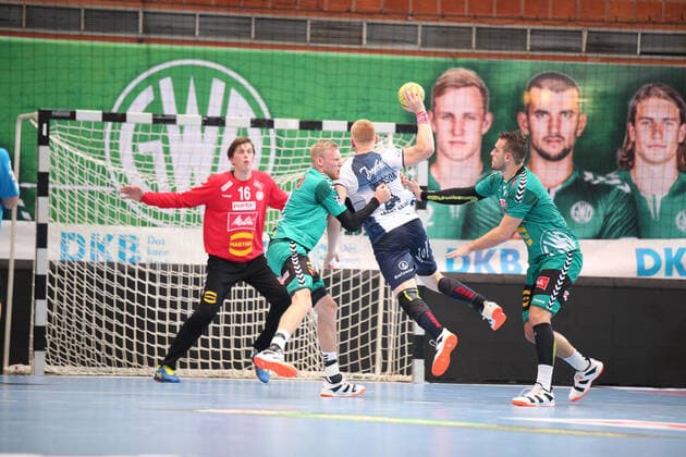 Jim Gottfridsson (SG Flensburg-Handewitt 24) gegen Christoffer Rambo (TSV GWD Minden 9)(links) und Miljan Pusica (TSV GWD Minden 20)(rechts) GER, Handball, 1. Bundesliga, TSV GWD Minden gegen SG Flensburg-Handewitt, 13.10.2019 Minden Copyright: xEIBNER JanxStrohdiekx EP_JSK