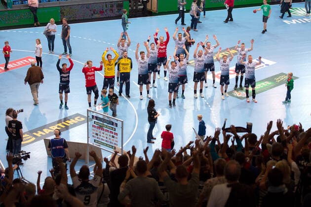 Sport Bilder des Tages Minden, Deutschland 13.10.2019: 1. Handball-Bundesliga - 2019 2020 - GWD Minden vs. SG Flensburg-Handewitt Schlussjubel (Flensburg) mit den Fans Minden Nordrhein-Westfalen Deutschland Kampa-Halle